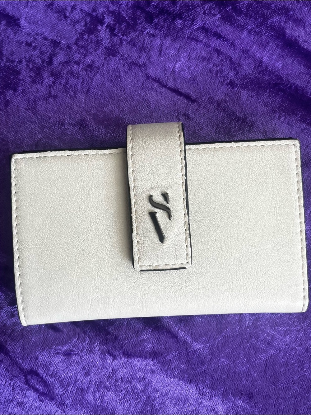 Simply Vera ivory white wallet with black interior
